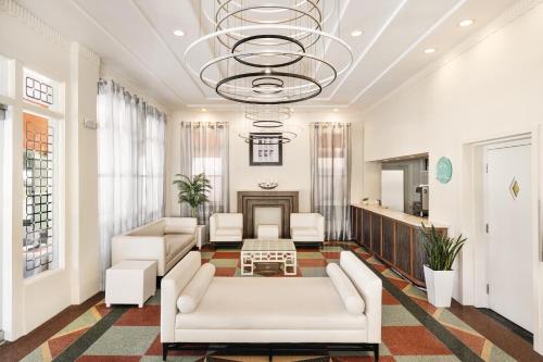 迈阿密海滩Waldorf Towers South Beach的客厅配有白色家具和吊灯。