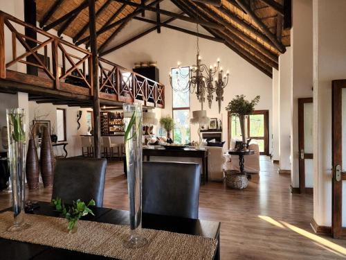 Karongwe Game ReserveKarongwe Portfolio - Kuname Lodge的一个带用餐室和厨房的大客厅