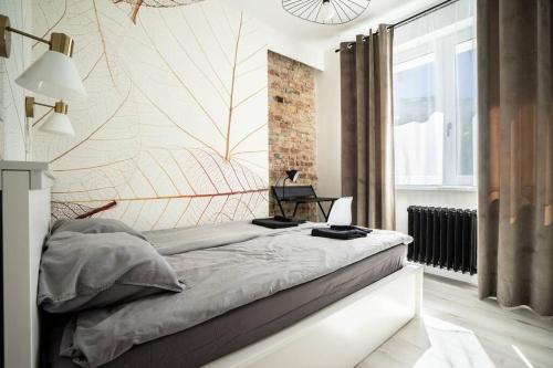 华沙Apartment Marszalkowska Premium Warsaw City Center的一间卧室设有一张大床和墙壁