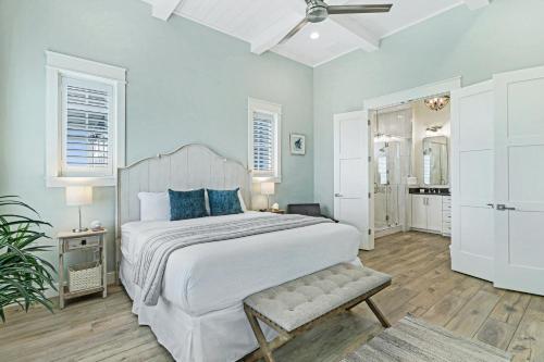 阿兰瑟斯港Pelican's Perch at Palmilla Beach的一间卧室配有一张带蓝色枕头的大床