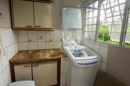 沙帕达-杜斯吉马朗伊斯Sossego Homestay的一间带水槽和卫生间的小浴室