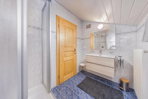 乌姆豪森Apart Bergzeit的带浴缸、水槽和淋浴的浴室