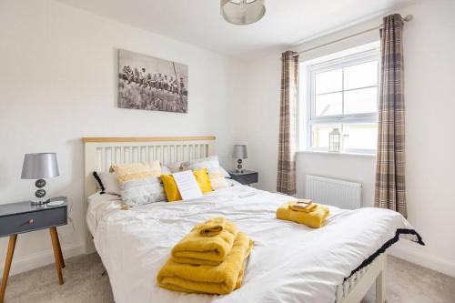 SilsdenCobbeydale room的一间卧室配有一张大床,床上配有黄色毛巾