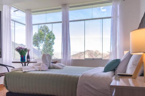 乌鲁班巴Casa Yanahuara Valle Sagrado - Urubamba的一间卧室设有一张床和一个大窗户