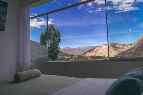 乌鲁班巴Casa Yanahuara Valle Sagrado - Urubamba的卧室设有山景大窗户