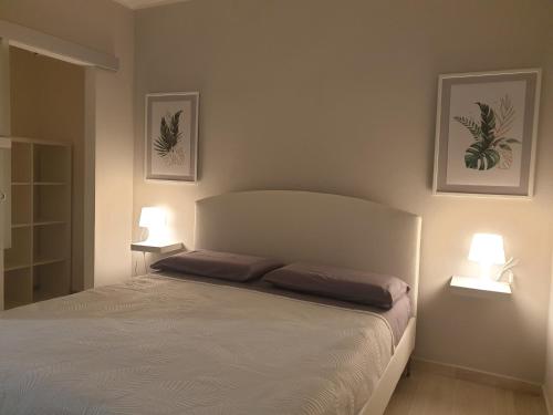 圣彼得罗镇Mare e Vacanze的一间卧室配有一张带两盏灯的床。