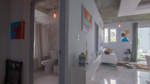 圣胡安海洋微风公寓的白色的浴室设有卫生间和水槽。