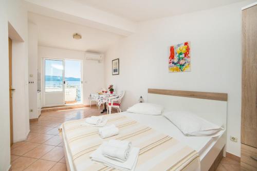 格拉达茨Apartments Mirna Center & Beach的一间卧室设有一张床,享有海景