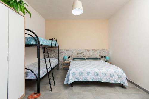 维耶斯泰Village La Canzone del Mare的一间卧室配有一张床和两张双层床。