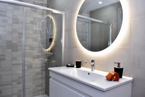 纳杜尔Golden Rays Apartment的一间带水槽和镜子的浴室