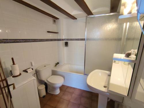 埃里斯特Casa de la Marmota的浴室配有卫生间、浴缸和水槽。