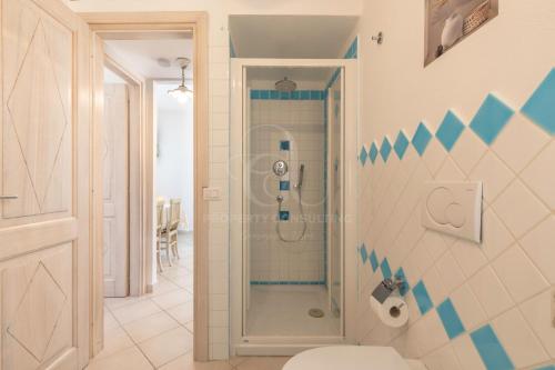 卡斯特尔萨多IL Castello incantato的带淋浴和卫生间的浴室。