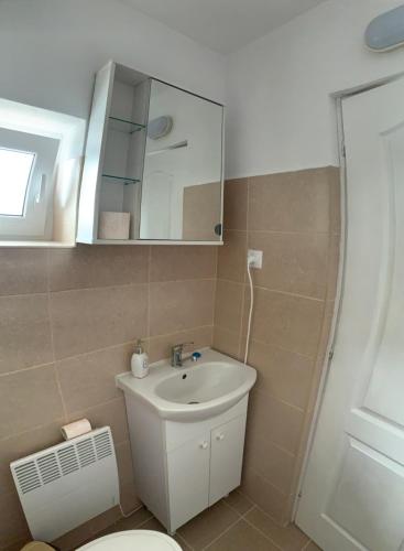格奥尔盖尼ROOR Top Nest 1的一间带水槽、卫生间和镜子的浴室