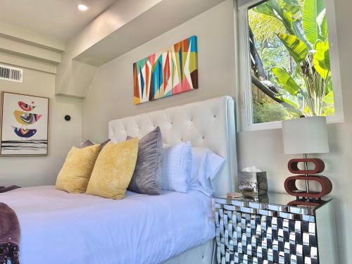 圣拉斐尔Elegant Retreat with Views Close to SF and Wine Regions的卧室配有带枕头的白色床和窗户。