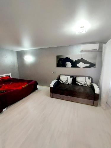 尼古拉耶夫Lux apartment Sadovaya street的一间卧室配有两张床和一张红色的四柱床。