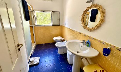 阿沃拉Il Frantoio di Avola的一间带水槽、卫生间和镜子的浴室