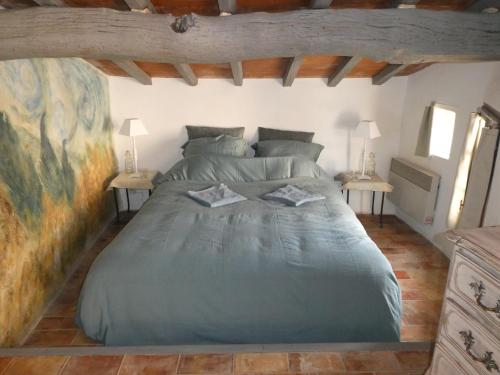 圣萨蒂南艾普特Le Jas des aiguiers的一间卧室,卧室内配有一张大床
