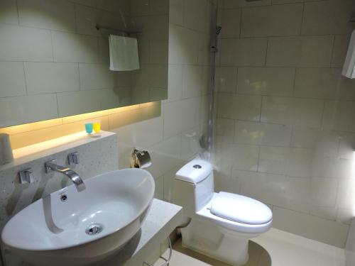 北赖桑布朗洁雅布兰克酒店的白色的浴室设有水槽和卫生间。