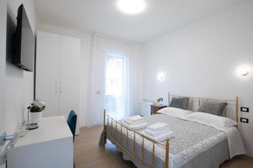帕多瓦BB Elite Berchet的一间白色卧室,配有床和电视