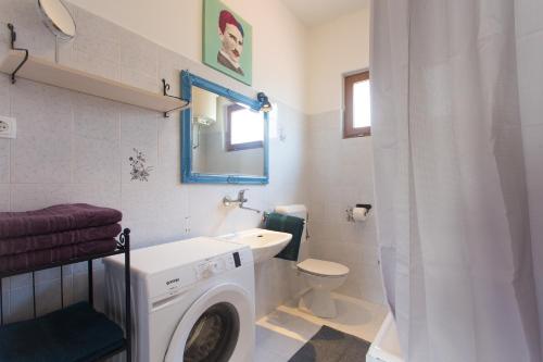 比奥格勒·纳·莫鲁Holiday house VIDA的一间带洗衣机和水槽的浴室