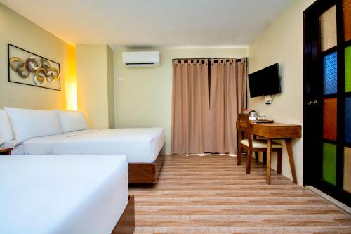 长滩岛Serene La Playa Boracay的酒店客房配有两张床和一张书桌