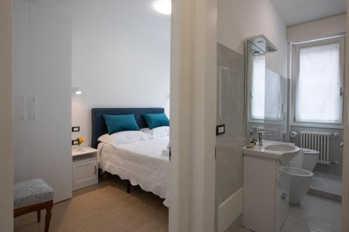 帕多瓦BB Elite Berchet的一间卧室配有床、水槽和镜子
