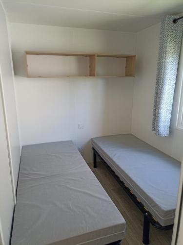 盖朗德Le panorama的小房间设有两张床和窗户