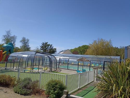 盖朗德Le panorama的一个带游泳池的水上公园的游乐场