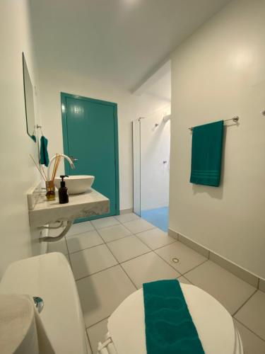 伊利亚贝拉Pousada Maria Felipa Ilhabela的浴室配有白色卫生间和盥洗盆。