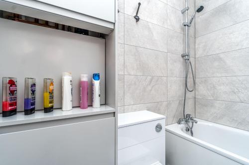 伦敦Modern Apartment in East London的带淋浴、卫生间和盥洗盆的浴室