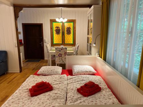 克洛斯特新堡Sommerhaus Zur Eule的一间卧室配有两张带红色枕头的床。