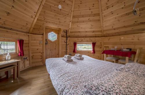 威廉堡Leven View Lodges - Callart的小木屋内一间卧室,配有一张床