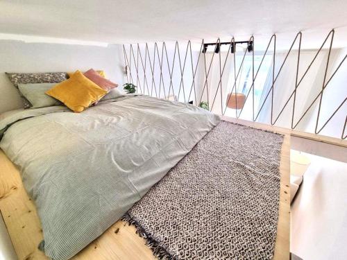 BohuniceApartment Vinohrady的一间卧室配有一张带地毯的大床
