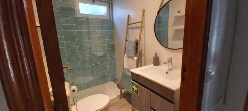 波尔蒂芒Ofelia Terrace House的一间带水槽、卫生间和镜子的浴室