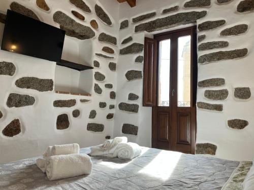 LoceriLa Corte Dei Baroni的卧室配有一张石墙床