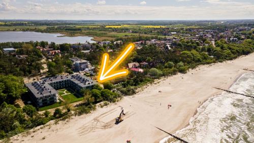 尼彻兹Boho przy plaży - Rezydencja Niechorze的海滩上方的 ⁇ 虹灯标志