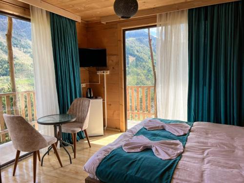 KhuloHotel Khulo lnn的一间卧室设有一张床和一个美景阳台
