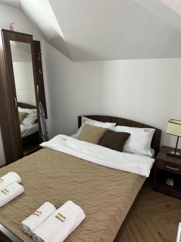 新瓦罗什Apartmani Dunja Zlatar的一间卧室配有一张床,上面有两条毛巾