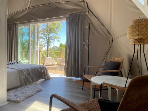 阿尔热祖尔Nature Nest Aljezur的一间卧室配有带桌椅的帐篷