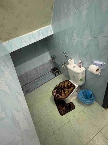 达赫拉La Casa votre hébergement idéal的一间小浴室,内设卫生间