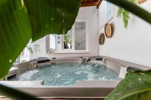 纳克索乔拉阿纳托利酒店的浴室配有带水的浴缸。