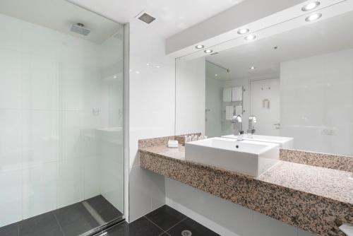 朗塞斯顿朗塞斯顿大总管酒店的浴室设有白色水槽和镜子