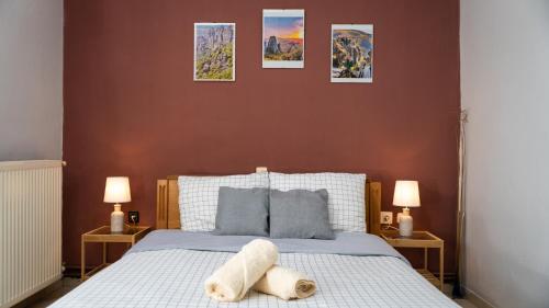 卡兰巴卡Country Side Cozy Villa的卧室配有一张墙上三幅照片的床