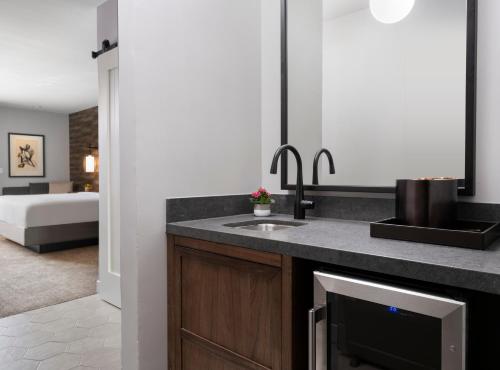 纳帕纳帕酒庄酒店的一个带水槽的厨房和一张位于客房内的床
