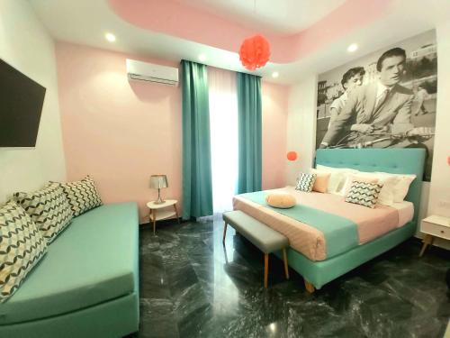 纳克索乔拉Nostalgia Retro Suites的一间卧室配有一张床和一张沙发