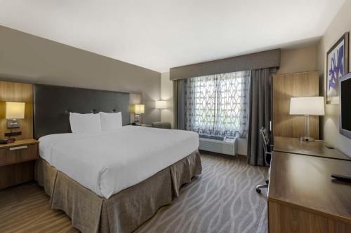 纳什维尔贝斯特韦斯特PLUS纳什维尔机场酒店 - BNA的酒店客房设有一张大床和一台电视。