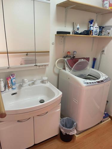 高岛市高島市マキノ町民泊お得的一间带水槽和洗衣机的浴室