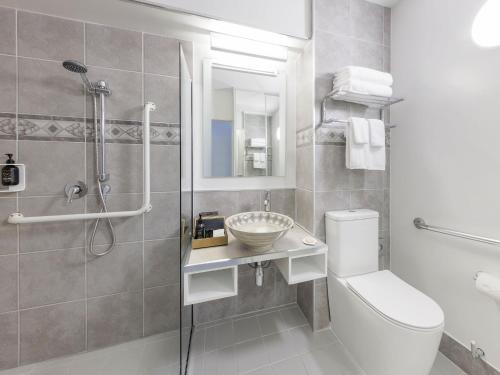 奥克兰JetPark Auckland Airport Hotel的浴室配有卫生间、盥洗盆和淋浴。