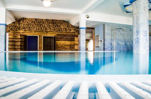 姆拉哥沃哥什涅茨莫洛旅馆的大楼内的一个蓝色海水游泳池
