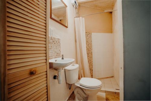 威廉斯塔德Homey Vacation的一间带卫生间和水槽的浴室